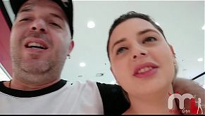 Cheguei na novinha no shopping e arrastei para o carro, o maior grelo que eu já vi. Chupei demais, delicia.