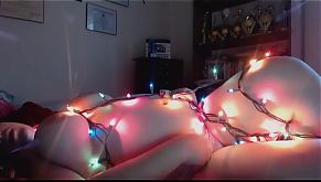 Пышная дама в праздничной гирлянде